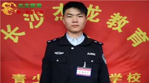长沙县杰龙青少年特训学校军事教官:邹道德