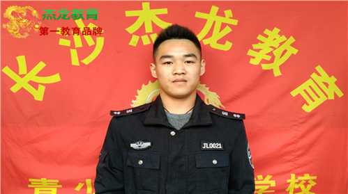 长沙县杰龙青少年特训学校武术教练:郑波