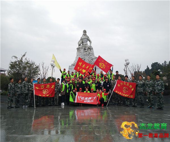 杰龙特训学校为孤苦老人送年货送温暖送祝福