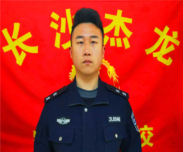 长沙县杰龙青少年特训学校军事教官: 向纯晖
