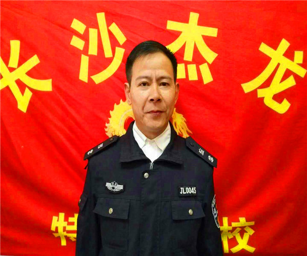 长沙县杰龙青少年特训学校军事教官: 李存春
