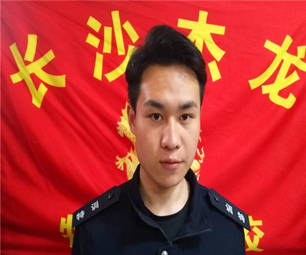 长沙县杰龙青少年特训学校军事教官：胡玮卿