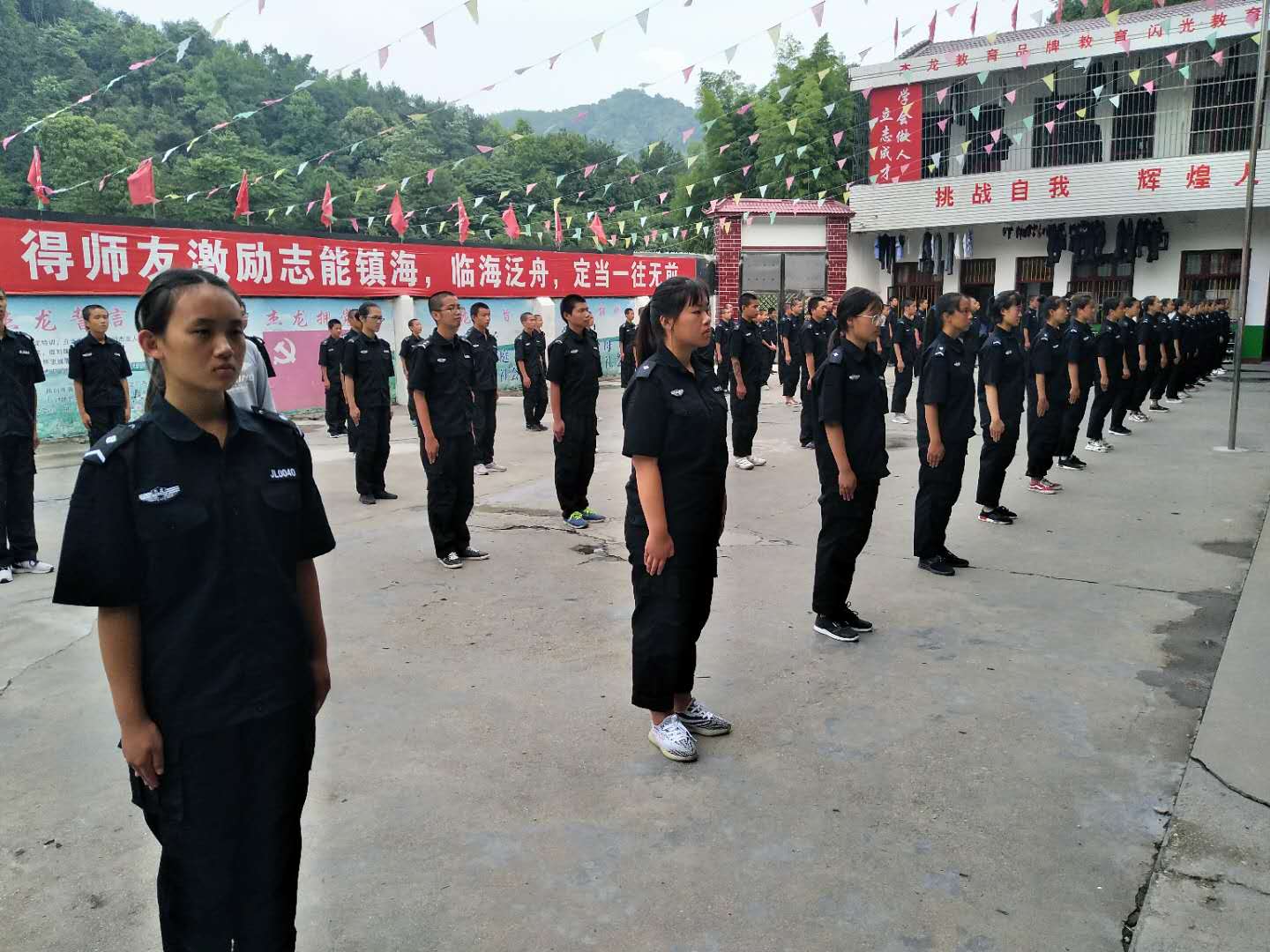 杰龙问题少年学校军姿训练