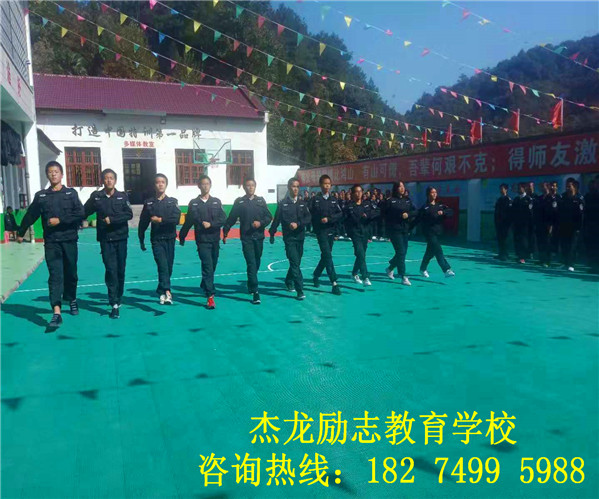 励志教育学校军姿